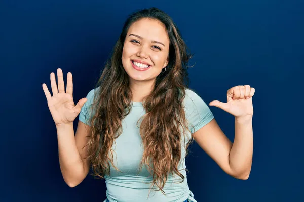 Menina Hispânica Jovem Vestindo Roupas Casuais Mostrando Apontando Para Cima — Fotografia de Stock