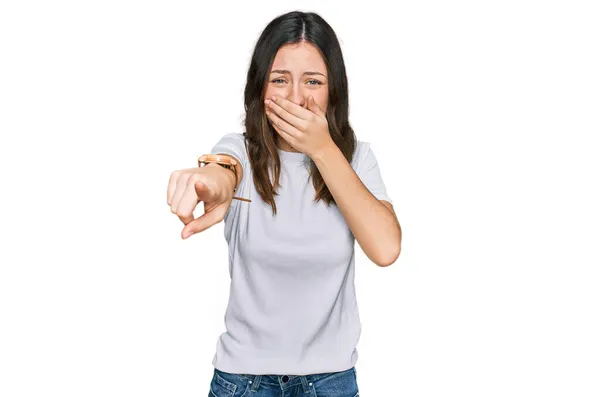 Mujer Hermosa Joven Vistiendo Camiseta Blanca Casual Riéndose Señalando Con — Foto de Stock