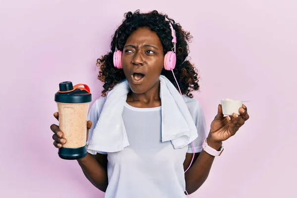 Ung Afrikansk Kvinna Sportkläder Dricker Proteinshake Arg Och Galen Skrikande — Stockfoto