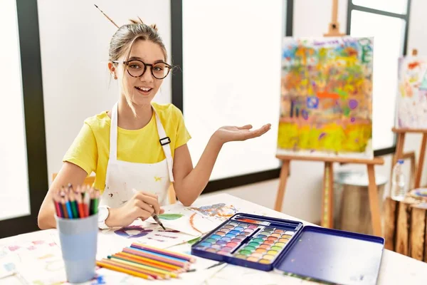 Giovane Adolescente Bruna Studio Arte Che Punta Parte Con Mani — Foto Stock