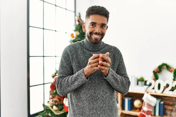 Ung Afrikansk Amerikan Dricker Kaffe Firar Jul Hemma — Stockfoto