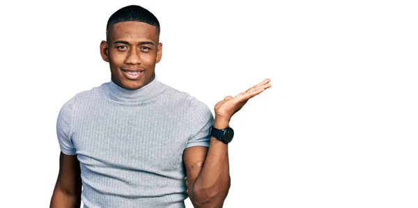 Young Black Man Wearing Casual Shirt Smiling Cheerful Presenting Pointing — Stock Photo, Image