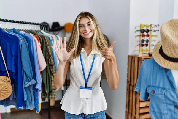 Mulher Loira Jovem Trabalhando Como Gerente Loja Varejo Mostrando Apontando — Fotografia de Stock