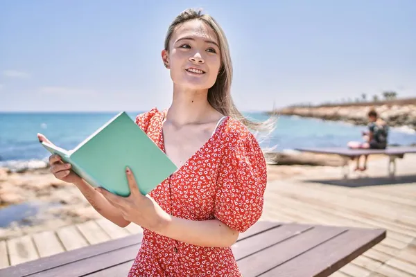 Ung Kinesisk Flicka Ler Glad Läsning Bok Stranden — Stockfoto