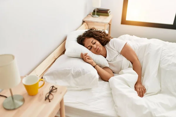 Mulher Hispânica Meia Idade Dormindo Cama Quarto — Fotografia de Stock