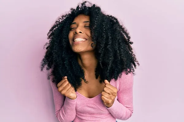 Afrikai Amerikai Afro Haj Visel Alkalmi Rózsaszín Ing Nagyon Boldog — Stock Fotó