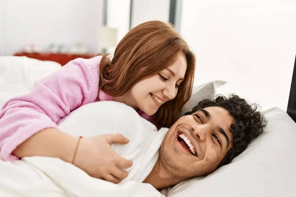 Νεαρό Ζευγάρι Χαμογελά Ευτυχισμένη Και Αγκαλιάζει Ξαπλωμένος Στο Κρεβάτι Στο — Φωτογραφία Αρχείου