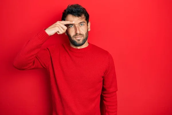 Przystojny Facet Brodą Czerwonym Swetrze Wskazujący Nieszczęśliwie Pryszcze Czole Brzydkie — Zdjęcie stockowe