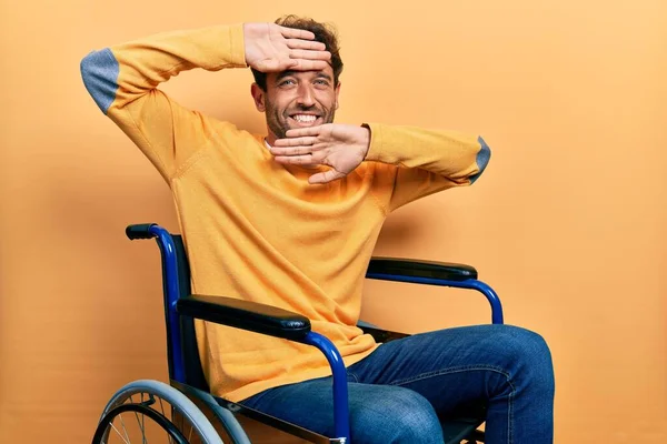 Bonito Homem Com Barba Sentado Cadeira Rodas Sorrindo Alegre Jogando — Fotografia de Stock