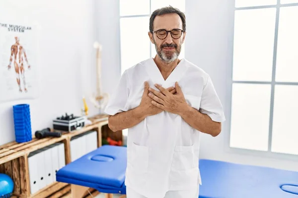 Mann Mittleren Alters Mit Bart Der Einer Schmerzklinik Arbeitet Lächelnd — Stockfoto