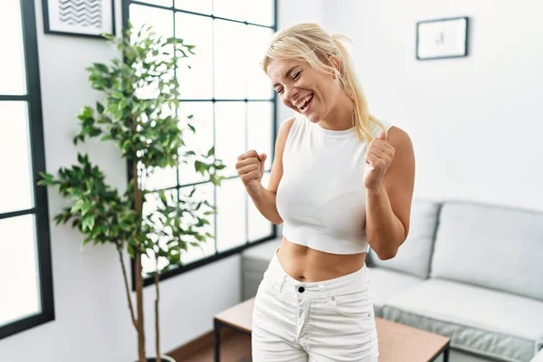 Genç Beyaz Kadın Oturma Odasında Çok Mutlu Heyecanlı Bir Şekilde — Stok fotoğraf
