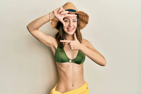 Junge Brünette Frau Bikini Lächelnd Macht Rahmen Mit Händen Und — Stockfoto