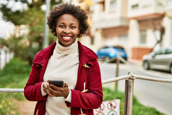 Mulher Americana Africana Negócios Bonita Com Cabelo Afro Sorrindo Feliz — Fotografia de Stock