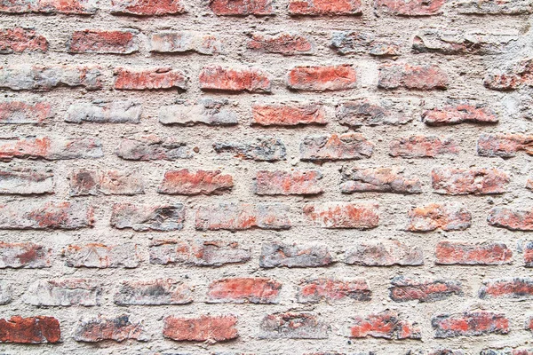 시멘트로 두꺼운 전형적 벽돌공 — 스톡 사진