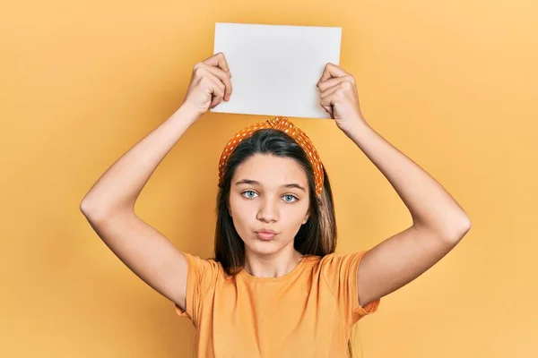 Menina Morena Jovem Segurando Banner Vazio Branco Sobre Cabeça Olhando — Fotografia de Stock