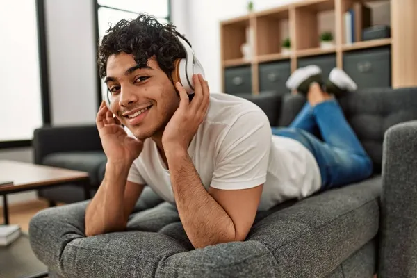 Joven Hispano Escuchando Música Tumbado Sofá Casa — Foto de Stock