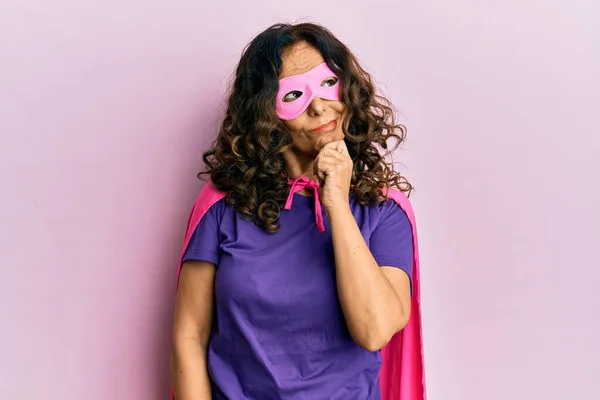 Moyen Age Femme Hispanique Portant Costume Super Héros Pensée Concentrée — Photo