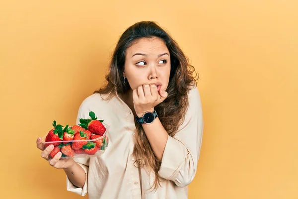 Joven Chica Hispana Sosteniendo Fresas Que Parecen Estresadas Nerviosas Con —  Fotos de Stock