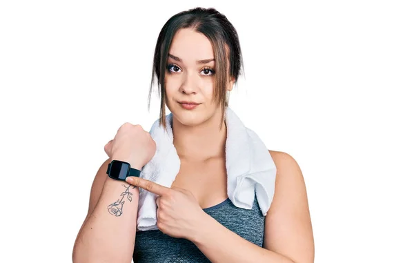 Young Hispanic Girl Wearing Sportswear Towel Hurry Pointing Watch Time — Stock Photo, Image