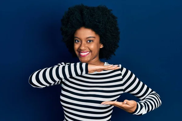 Młoda Afroamerykanka Ubrana Luźne Ubrania Gestykulująca Rękami Pokazująca Duży Duży — Zdjęcie stockowe