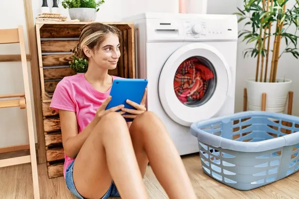 Mujer Joven Caucásica Usando Touchpad Esperando Lavadora Sala Lavandería —  Fotos de Stock