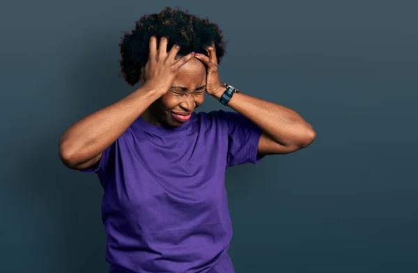 Mulher Afro Americana Com Cabelo Afro Vestindo Camisa Roxa Casual — Fotografia de Stock