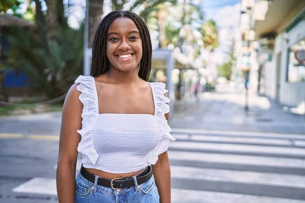 Junge Afroamerikanerin Lächelt Glücklich Der Stadt — Stockfoto