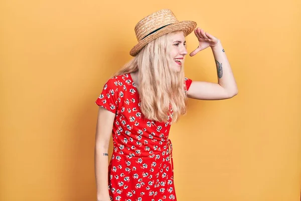 Hermosa Mujer Caucásica Con Pelo Rubio Con Sombrero Verano Muy — Foto de Stock