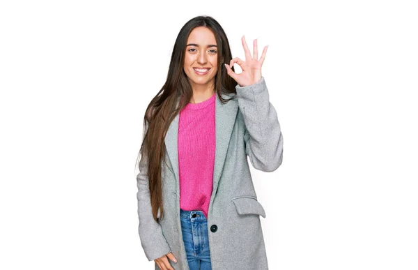Młoda Latynoska Dziewczyna Ubraniu Biznesowym Uśmiecha Się Pozytywnie Robi Znak — Zdjęcie stockowe