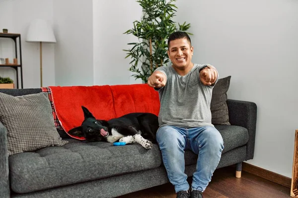 Jovem Latino Cão Sentado Sofá Casa Apontando Para Você Câmera — Fotografia de Stock