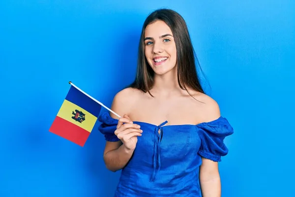 Jong Brunette Tiener Holding Moldova Vlag Kijken Positief Gelukkig Staan — Stockfoto