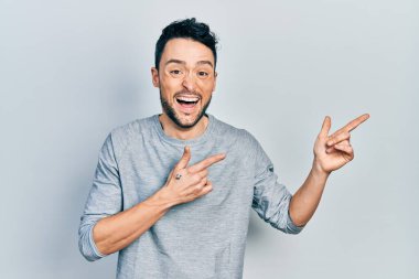 Genç ispanyol adam parmaklarını kenarı gösterip kahkahalarla gülüyor çünkü komik, çılgınca bir şaka.. 