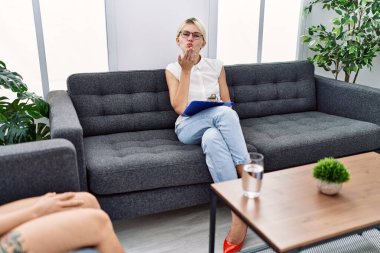 Danışmadaki genç psikolog kadın kameraya bakıyor. Canlı yayında öpüşmek çok güzel ve seksi. aşk ifadesi. 