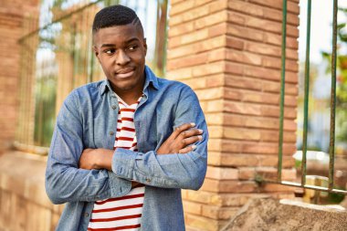 Genç Afro-Amerikan adam, mutlu bir şekilde gülümsüyor..