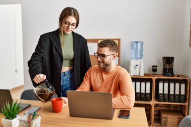 Ofiste çalışan ve kahve içen iki beyaz iş adamı..