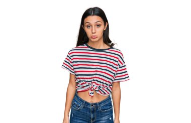 Günlük kıyafetler giyen genç İspanyol kız depresyonda ve sıkıntıdan endişeleniyor, kızgın ve korkmuş bir şekilde ağlıyor. hüzünlü ifade. 