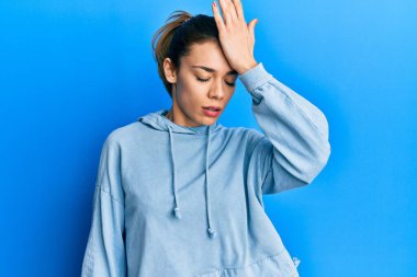 Gündelik eşofman giyen beyaz, genç bir kadın. Yanlışlıkla el ele tutuşarak şaşırdı. Hatayı hatırla. Unuttum, kötü hafıza kavramı. 