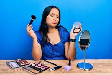 Burnunda makyaj tozu tutan, depresif ve endişeli, sinirli ve korkmuş bir İspanyol kadın. hüzünlü ifade. 