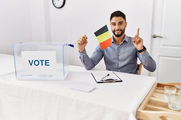 Joven Hombre Guapo Con Barba Las Elecciones Campaña Política Con —  Fotos de Stock