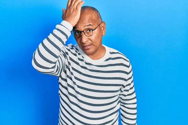 Lateinischer Mann Mittleren Alters Lässiger Kleidung Und Brille Überrascht Mit — Stockfoto