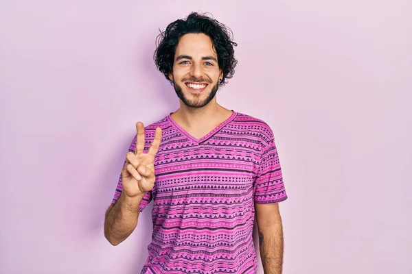 英俊的他的惊慌失措的男人穿着休闲的粉色T恤 带着自信和快乐的微笑 用手指指着二号 — 图库照片