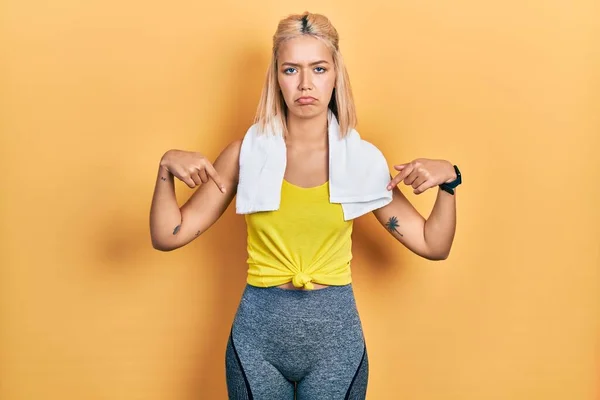 Vacker Blond Sport Kvinna Bär Träningskläder Pekar Ner Ser Ledsen — Stockfoto