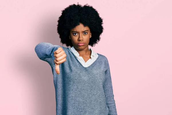 Młoda Afroamerykanka Ubraniu Biznesowym Wyglądająca Nieszczęśliwą Wściekłą Wykazująca Odrzucenie Negatyw — Zdjęcie stockowe
