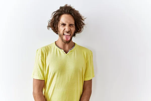 Jeune Homme Hispanique Debout Sur Fond Isolé Langue Collante Heureux — Photo