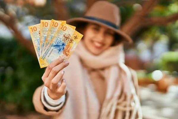 Νεαρή Ισπανίδα Που Φοράει Κομψό Στυλ Κρατώντας Ελβετικά Χαρτονομίσματα Φράγκου — Φωτογραφία Αρχείου