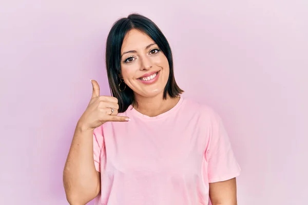Jonge Spaanse Vrouw Casual Roze Shirt Glimlachend Telefoongebaar Doen Met — Stockfoto