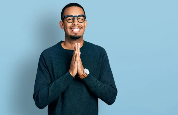 Mladý Africký Američan Nosí Ležérní Oblečení Brýle Modlí Rukama Sobě — Stock fotografie