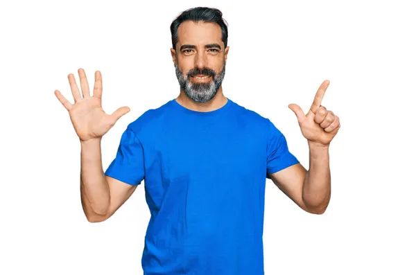 Muž Středního Věku Vousy Sobě Ležérní Modré Tričko Ukazuje Ukazuje — Stock fotografie