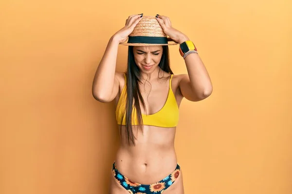 Ung Latinamerikansk Kvinna Bikini Och Sommarmössa Som Lider Huvudvärk Desperat — Stockfoto