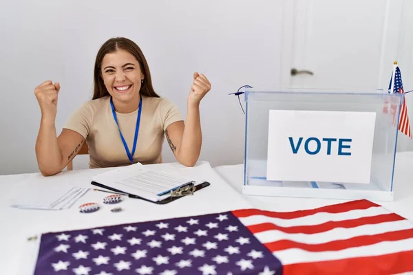 投票によって座って政治選挙で若いブルネットの女性は非常に幸せと腕を上げて勝者のジェスチャーを行う興奮し 笑顔と成功のために叫んでいます お祝いのコンセプト — ストック写真
